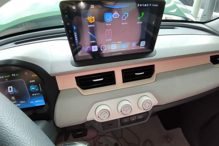 Used Chery QQ Ice Cream 2022 170km Sundae Phosphate Lithium-Ion Audio And AC Panel