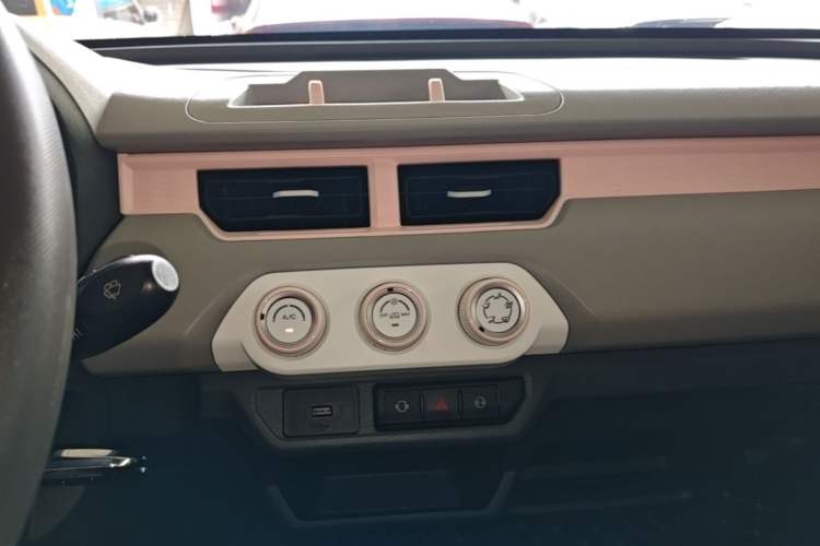 Used Chery QQ Ice Cream 2022 170km Sundae Phosphate Lithium-Ion Audio And AC Panel