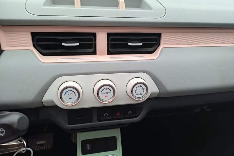Used Chery QQ Ice Cream 2022 120km Conical Shape Lithium Iron Phosphate Audio And AC Panel