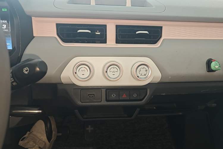 Used Chery QQ Ice Cream 2022 120km Conical Shape Lithium Iron Phosphate Audio And AC Panel