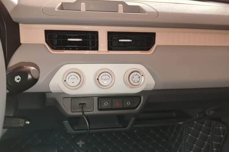 Used Chery QQ Ice Cream 2022 170km Sundae Phosphate Lithium-Ion Audio And AC Panel