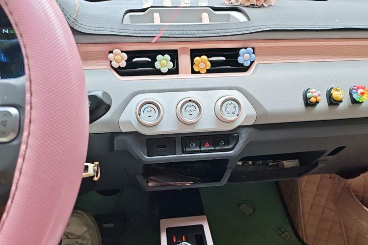 Used Chery QQ Ice Cream 2022 170km Sundae Phosphate Lithium-Ion Audio And AC Panel