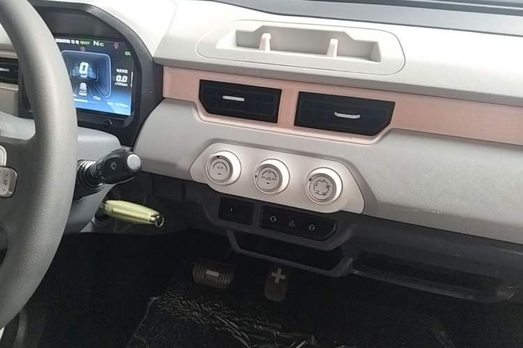 Used Chery QQ Ice Cream 2022 120km Conical Shape Lithium Iron Phosphate Audio And AC Panel