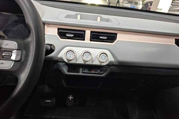 Used Chery QQ Ice Cream 2022 170km Sundae Phosphate Lithium-Ion Audio And AC Panel