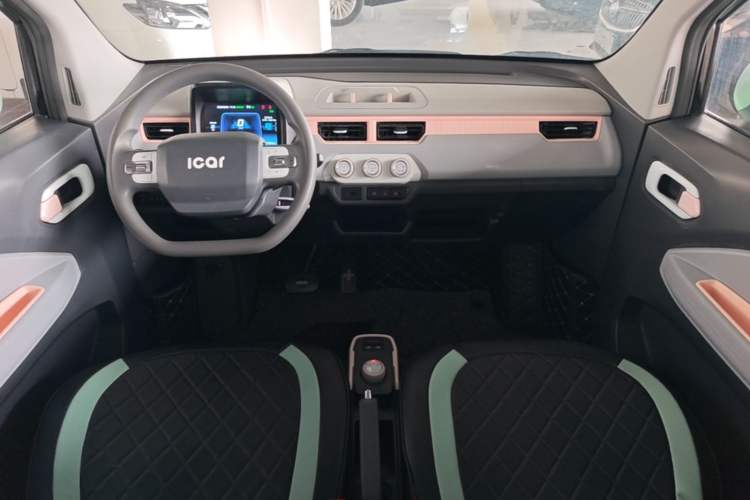 Used Chery QQ Ice Cream 2022 170km Sundae Phosphate Lithium-Ion Center Console