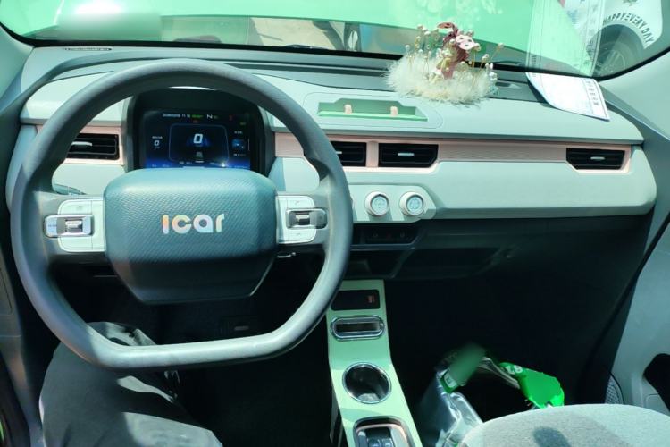 Used Chery QQ Ice Cream 2022 170km Sundae Phosphate Lithium-Ion Center Console