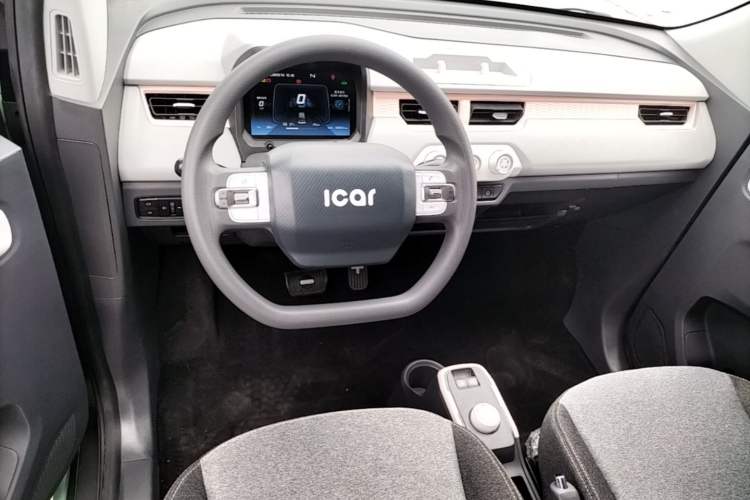 Used Chery QQ Ice Cream 2022 120km Conical Shape Lithium Iron Phosphate Center Console
