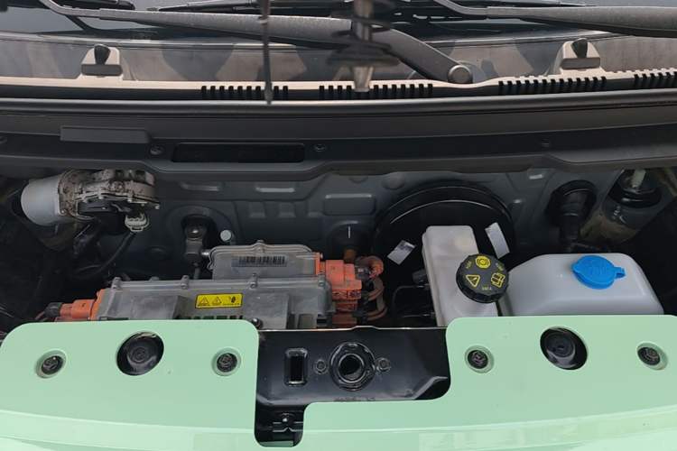 Used Chery QQ Ice Cream 2022 170km Sundae Phosphate Lithium-Ion Engine Bay