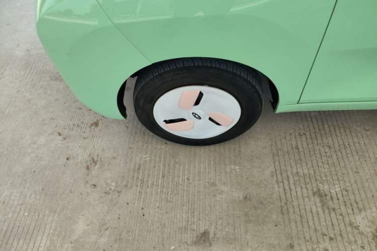 Used Chery QQ Ice Cream 2022 120km Conical Shape Lithium Iron Phosphate Exterior 4