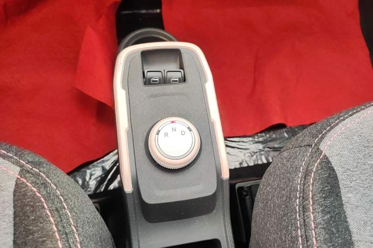 Used Chery QQ Ice Cream 2022 170km Sundae Phosphate Lithium-Ion Gear Lever