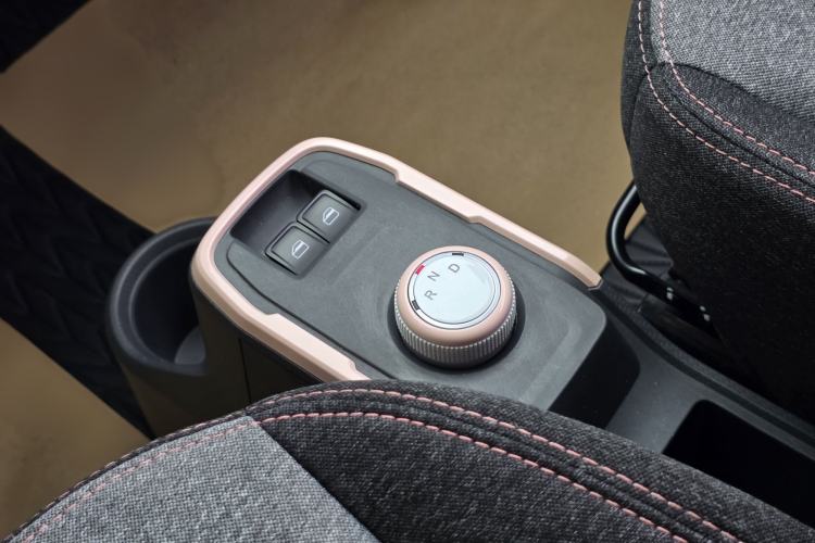 Used Chery QQ Ice Cream 2022 170km Sundae Phosphate Lithium-Ion Gear Lever
