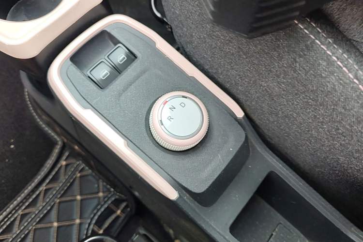 Used Chery QQ Ice Cream 2022 170km Sundae Phosphate Lithium-Ion Gear Lever