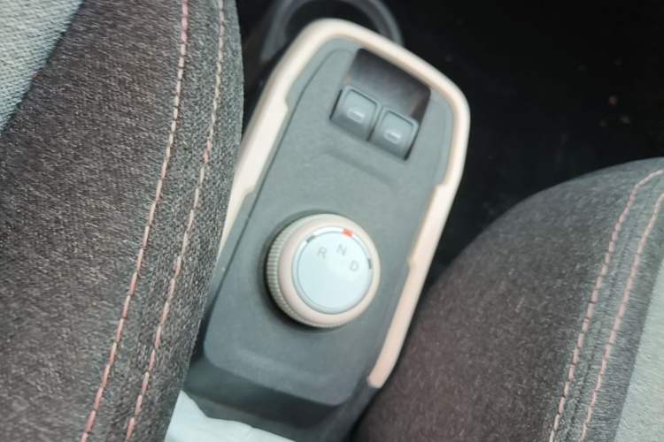 Used Chery QQ Ice Cream 2022 170km Sundae Phosphate Lithium-Ion Gear Lever