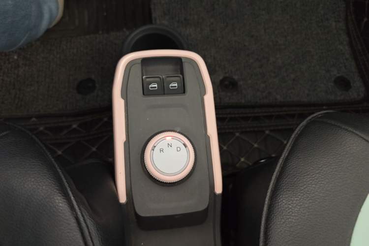 Used Chery QQ Ice Cream 2022 170km Sundae Phosphate Lithium-Ion Gear Lever