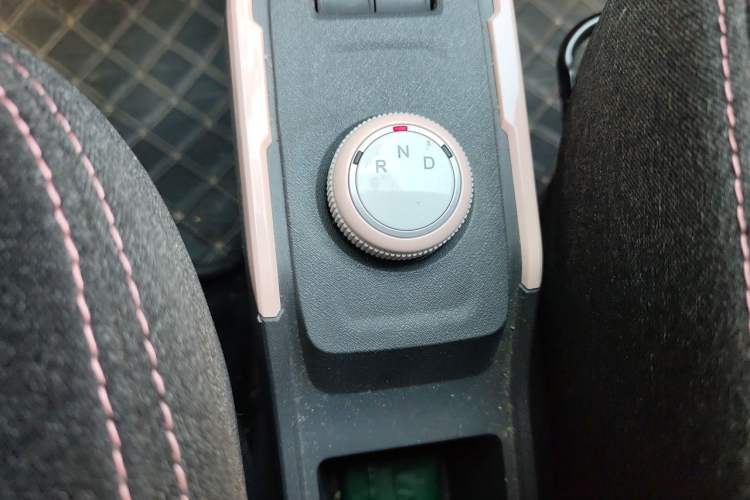 Used Chery QQ Ice Cream 2022 170km Sundae Phosphate Lithium-Ion Gear Lever