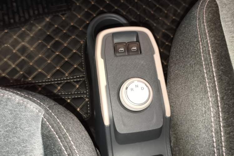 Used Chery QQ Ice Cream 2022 170km Sundae Phosphate Lithium-Ion Gear Lever