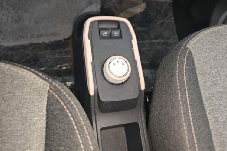 Used Chery QQ Ice Cream 2022 170km Sundae Phosphate Lithium-Ion Gear Lever