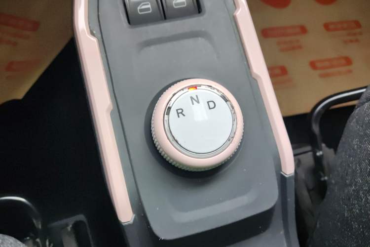 Used Chery QQ Ice Cream 2022 170km Sundae Phosphate Lithium-Ion Gear Lever