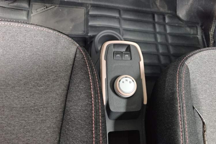 Used Chery QQ Ice Cream 2022 170km Sundae Phosphate Lithium-Ion Gear Lever