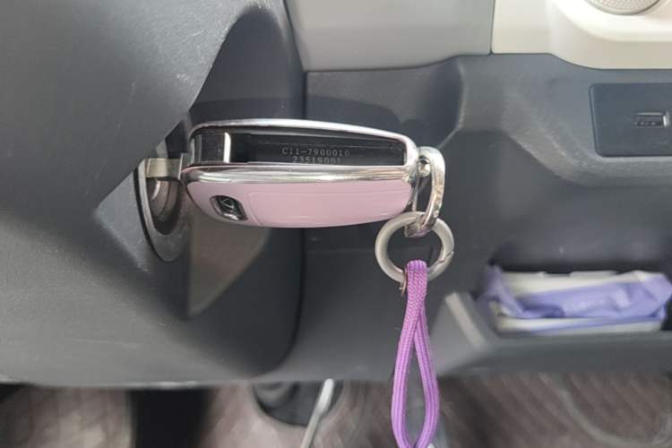 Used Chery QQ Ice Cream 2022 170km Sundae Phosphate Lithium-Ion Interior 1