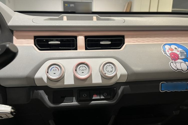 Used Chery QQ Ice Cream 2022 170km Sundae Phosphate Lithium-Ion Interior 2