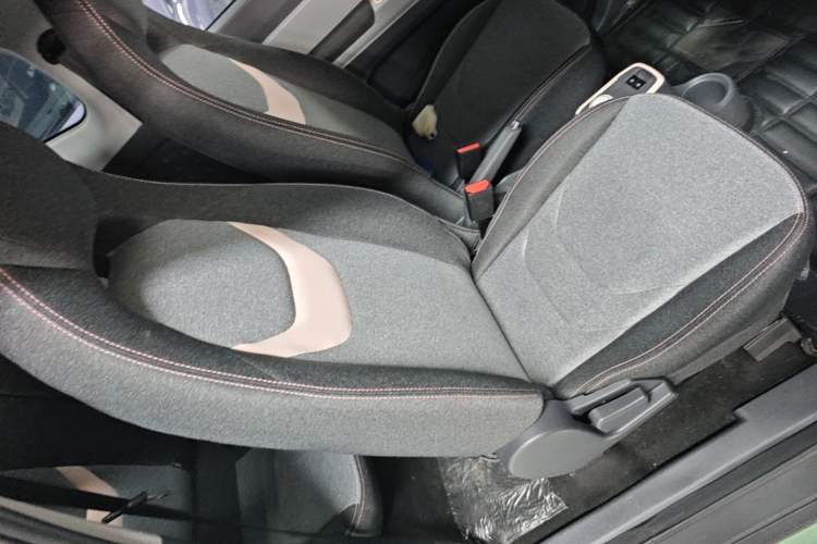 Used Chery QQ Ice Cream 2022 170km Sundae Phosphate Lithium-Ion Right Front Seat
