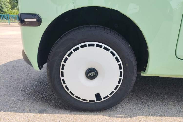 Used Chery QQ Ice Cream 2022 170km Sundae Phosphate Lithium-Ion Right Rear Wheel Hub