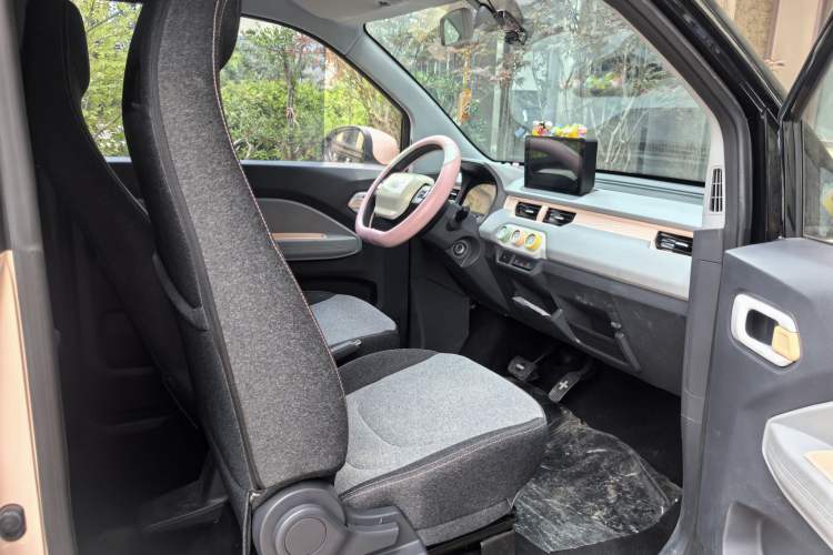 Used Chery QQ Ice Cream 2022 120km Conical Shape Lithium Iron Phosphate Interior 2