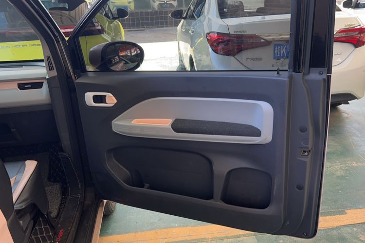 Used Chery QQ Ice Cream 2022 170km Sundae Phosphate Lithium-Ion Interior 2