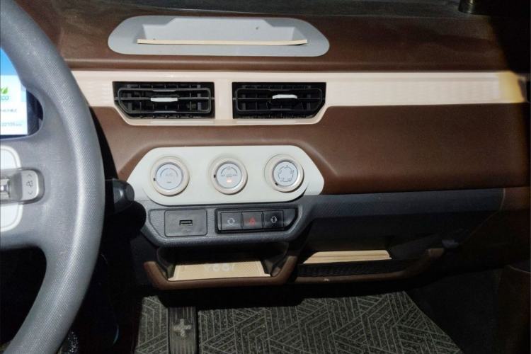 Used Chery QQ Ice Cream 2022 170km Sundae Phosphate Lithium-Ion Interior 2