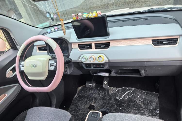 Used Chery QQ Ice Cream 2022 120km Conical Shape Lithium Iron Phosphate Interior 3