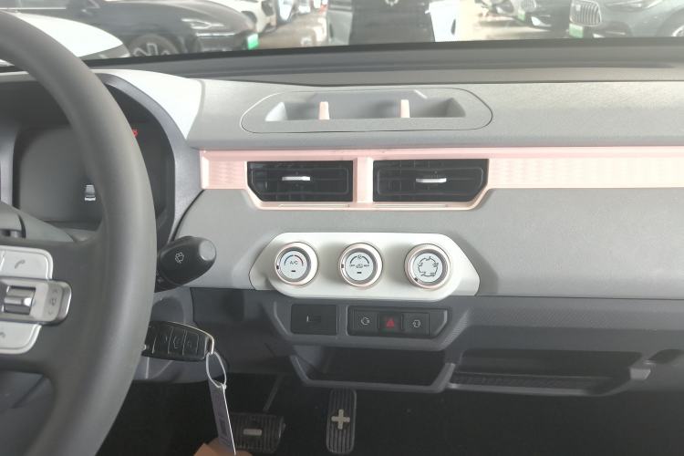 Used Chery QQ Ice Cream 2022 170km Sundae Phosphate Lithium-Ion Interior 3