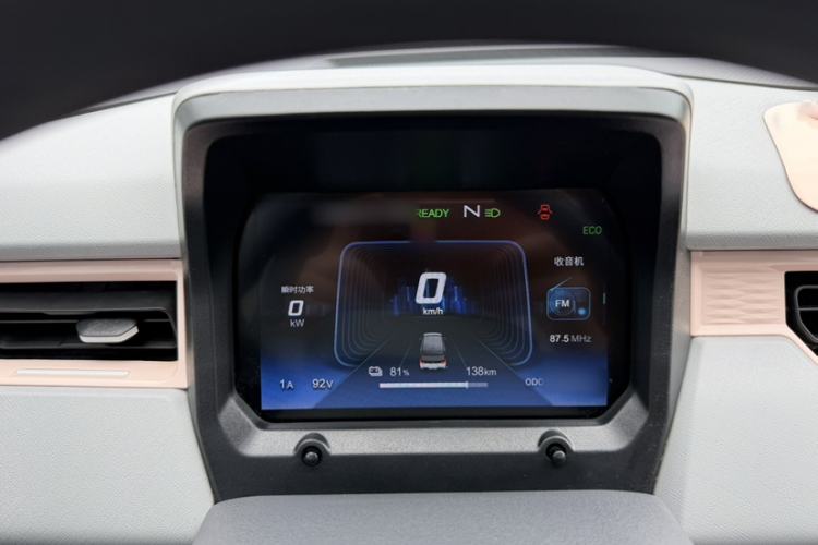 Used Chery QQ Ice Cream 2022 170km Sundae Phosphate Lithium-Ion Interior 4