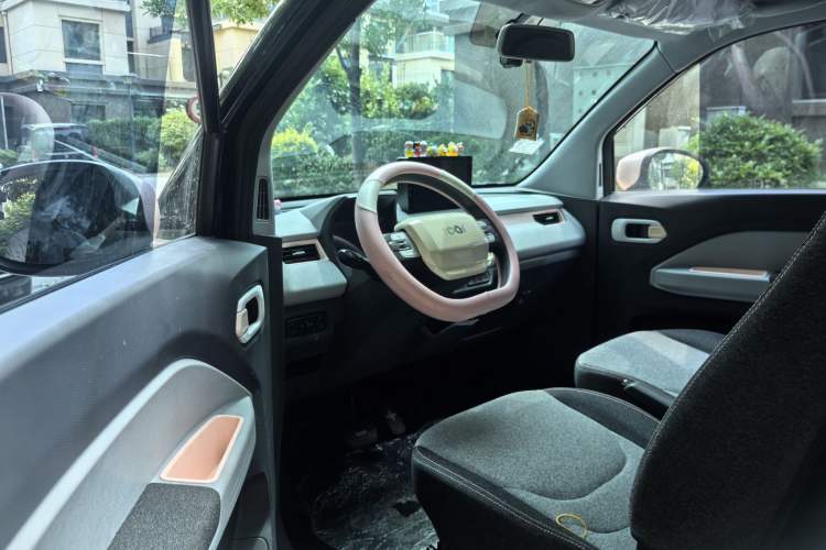 Used Chery QQ Ice Cream 2022 120km Conical Shape Lithium Iron Phosphate Interior 4
