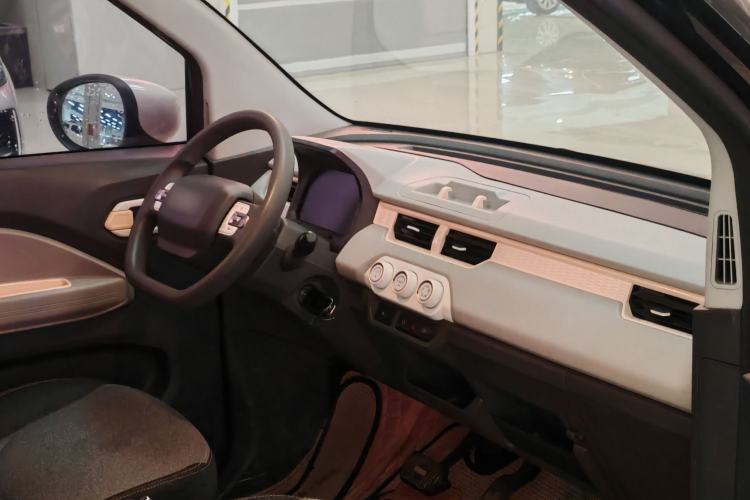 Used Chery QQ Ice Cream 2022 170km Sundae Phosphate Lithium-Ion Interior 4
