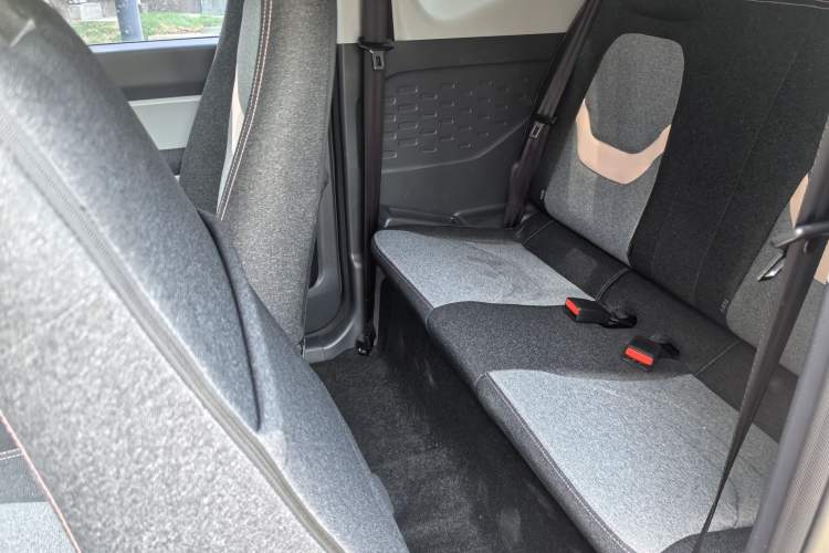 Used Chery QQ Ice Cream 2022 120km Conical Shape Lithium Iron Phosphate Interior 5