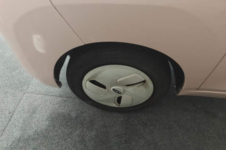 Used Chery QQ Ice Cream 2022 Taohuanxi Peach Edition Left Front Wheel Hub