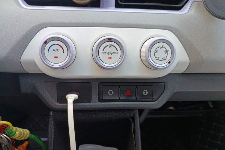 Used Chery QQ Ice Cream 2022 170km Sundae Phosphate Lithium-Ion Audio And AC Panel