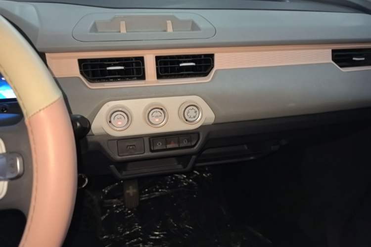 Used Chery QQ Ice Cream 2022 170km Sundae Phosphate Lithium-Ion Audio And AC Panel