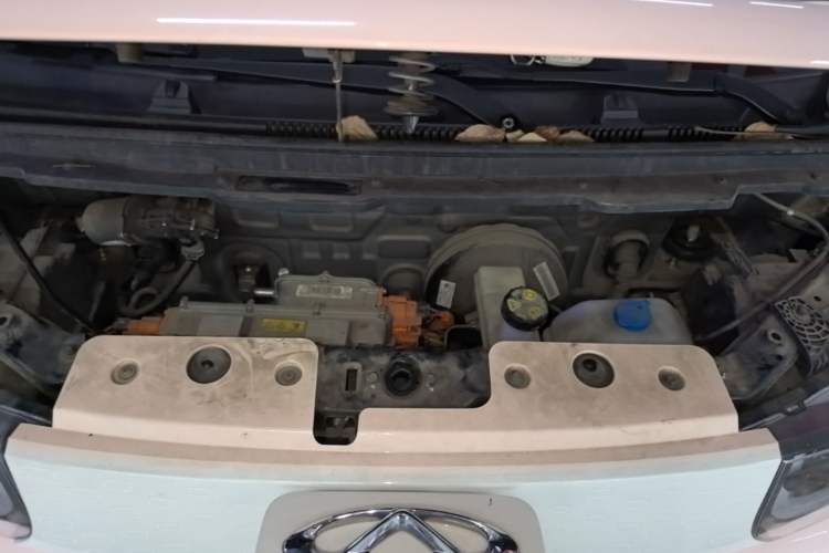 Used Chery QQ Ice Cream 2022 170km Sundae Phosphate Lithium-Ion Engine Bay