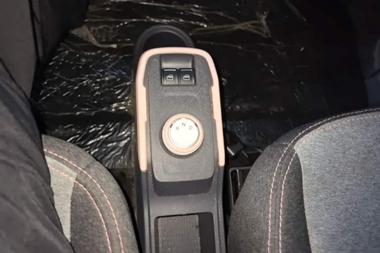 Used Chery QQ Ice Cream 2022 170km Sundae Phosphate Lithium-Ion Gear Lever