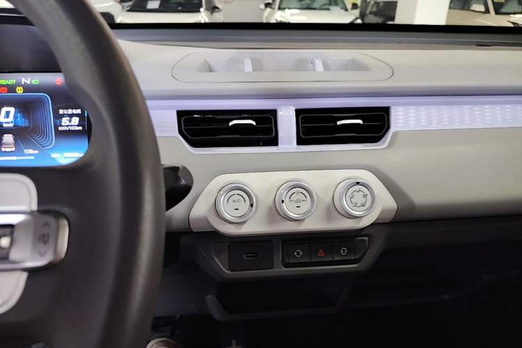Used Chery QQ Ice Cream 2022 170km Sundae Phosphate Lithium-Ion Audio And AC Panel