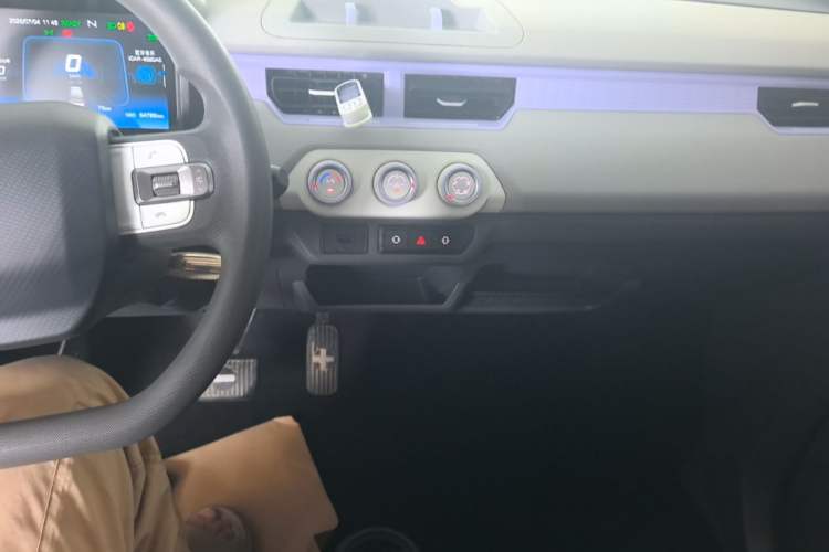 Used Chery QQ Ice Cream 2022 170km Sundae Phosphate Lithium-Ion Audio And AC Panel