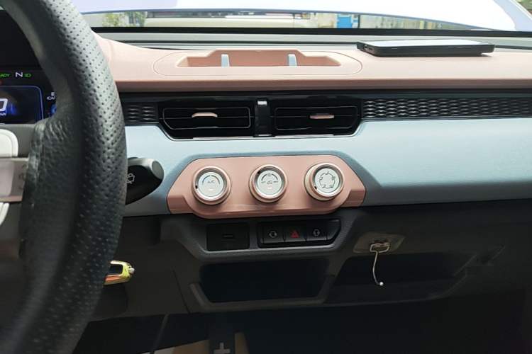Used Chery QQ Ice Cream 2022 170km Sundae Phosphate Lithium-Ion Audio And AC Panel