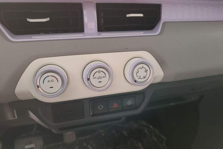 Used Chery QQ Ice Cream 2022 120km Conical Shape Lithium Iron Phosphate Audio And AC Panel