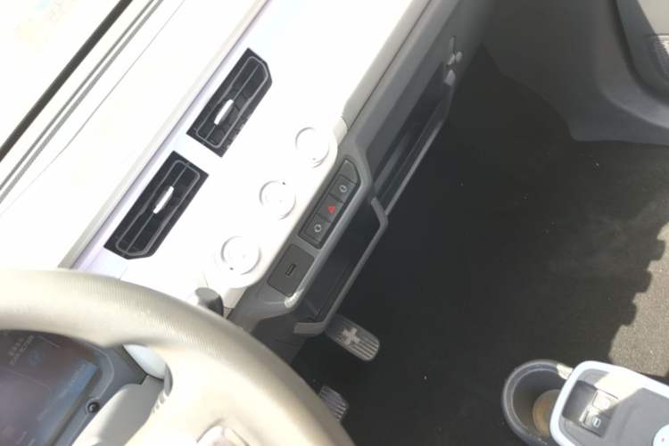 Used Chery QQ Ice Cream 2022 170km Sundae Phosphate Lithium-Ion Audio And AC Panel