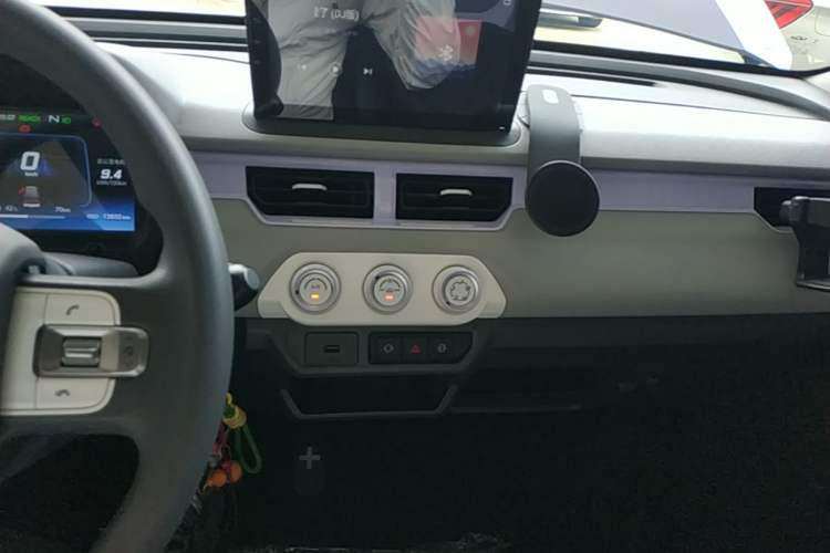 Used Chery QQ Ice Cream 2022 170km Sundae Phosphate Lithium-Ion Audio And AC Panel