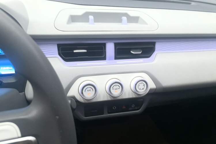 Used Chery QQ Ice Cream 2022 170km Sundae Phosphate Lithium-Ion Audio And AC Panel