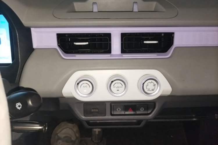 Used Chery QQ Ice Cream 2022 170km Sundae Phosphate Lithium-Ion Audio And AC Panel