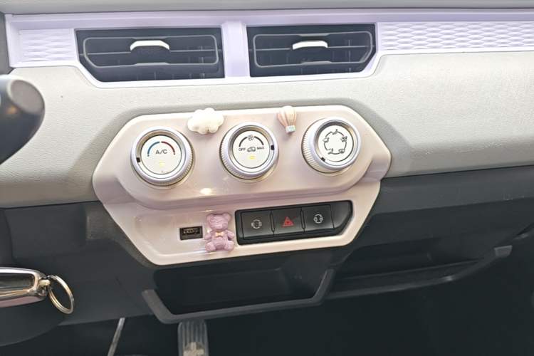 Used Chery QQ Ice Cream 2022 170km Sundae Phosphate Lithium-Ion Audio And AC Panel